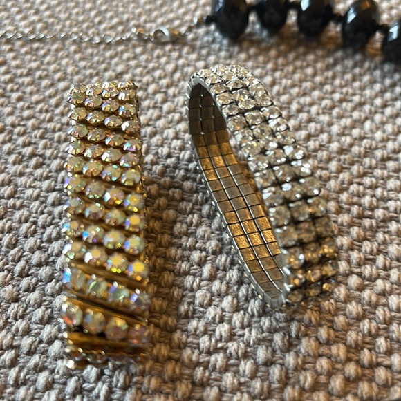 Bundle of costume jewelry. - Picture 3 of 5